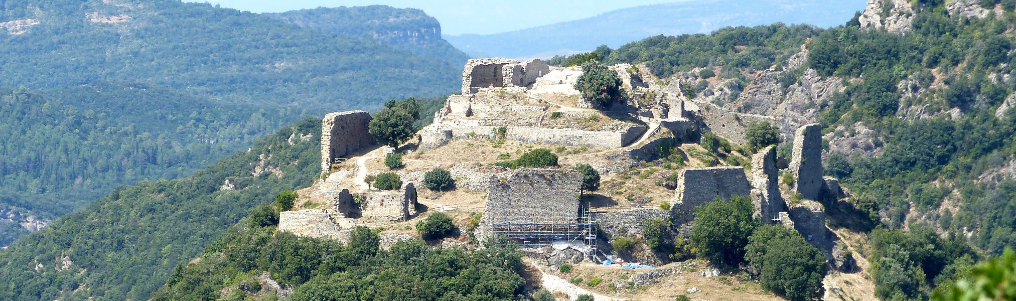 Le château de Termes été 2018 chantier REMPART Termes château vestige colline pays cathare ASCT bénévoles mission patrimoine REMPART Corbières association sauvegarde château