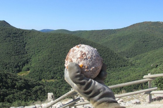 Grenade, bombe, non-explosée découverte au château de Termes (Aude