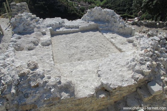 Base du donjon détruit de Termes lors de sa mise au jour en 2015